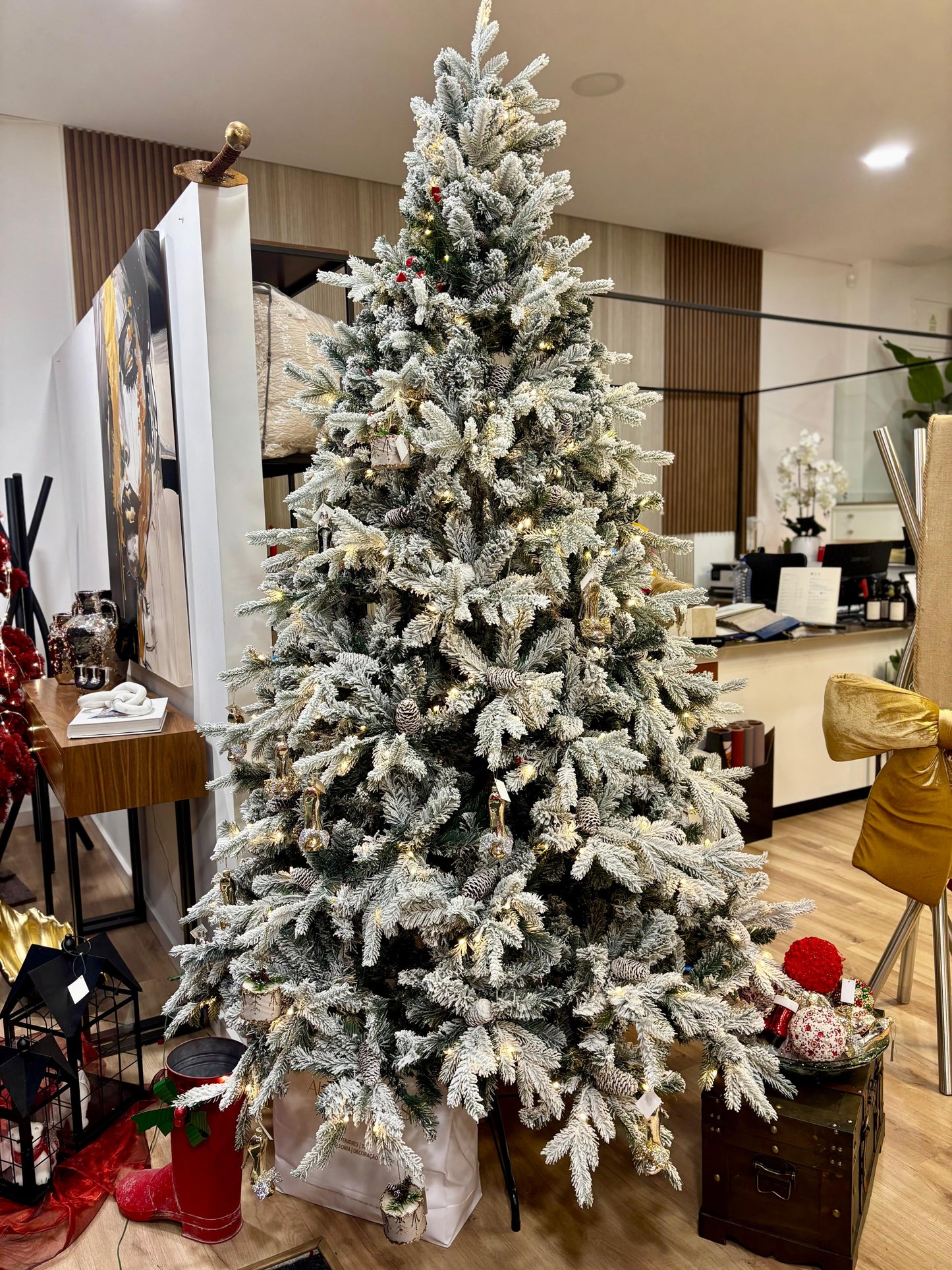 Árvore de Natal com neve 240cm - 460 leds